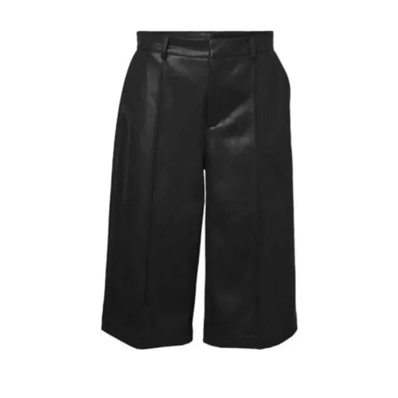 ❤️2/$50❤️[XS]Vero Moda Paulina  Faux Leather Wide Leg Black Burmuda Shorts - Picture 2 of 10